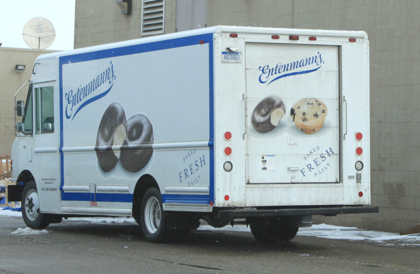 Entenmann's bakery delivery truck, Carpenter Plaza Shopping Center, 3400 Carpenter Road, Ypsilanti, Michigan. (credit: DWIGHT BURDETTE/CC BY 3.0 (https://creativecommons.org/licenses/by/3.0)/VIA WIKIMEDIA COMMONS)