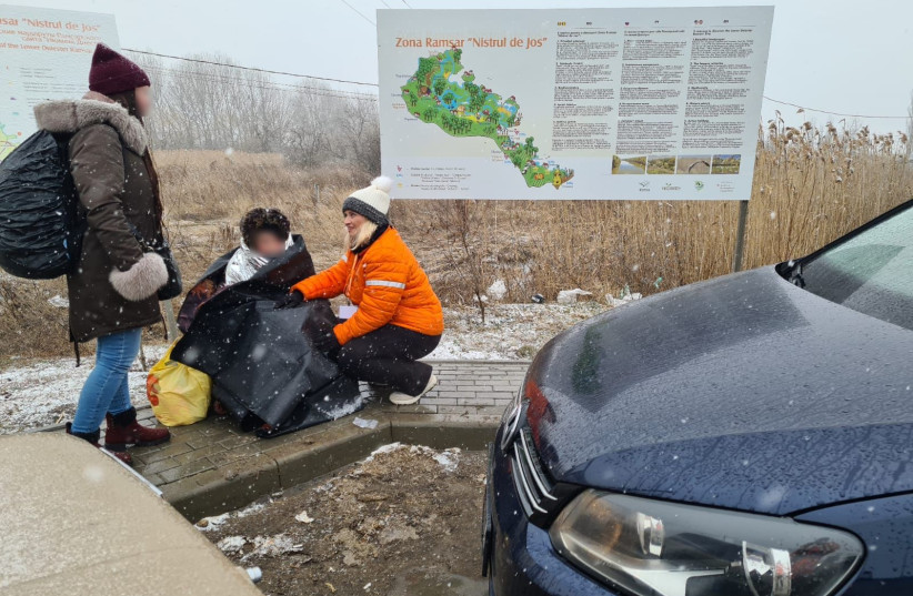 A young Ukrainian refugee suffering from a slight case of hypothermia receives blankets at the border crossing in Moldova (photo credit: UNITED HATZALAH‏)