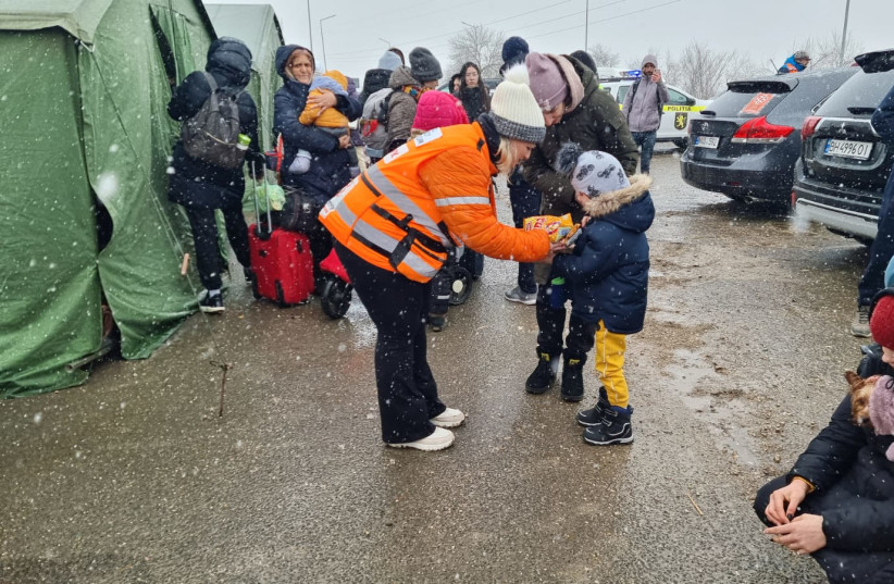  Vicki handing out food to refugees at the border crossing near Mogilev (credit: UNITED HATZALAH‏)