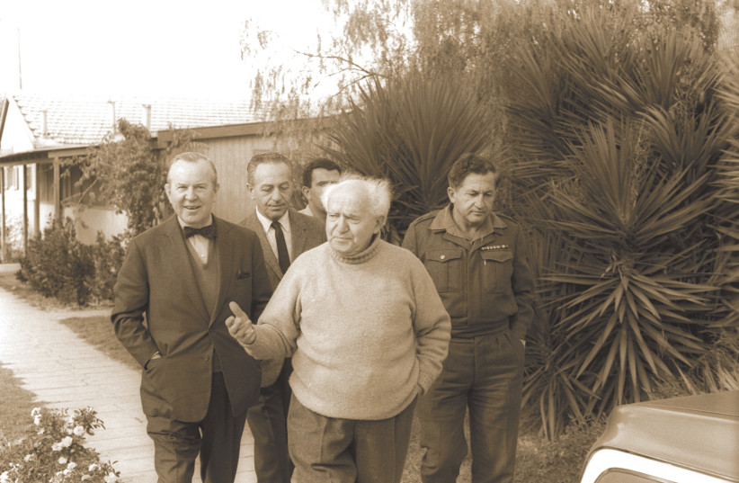 David Ben-Gurion lleva al ex primer ministro canadiense Lester B. Pearson a dar un paseo por Sde Boker el 5 de diciembre de 1968. (Crédito: YOSSI GREENBERG / GPO)