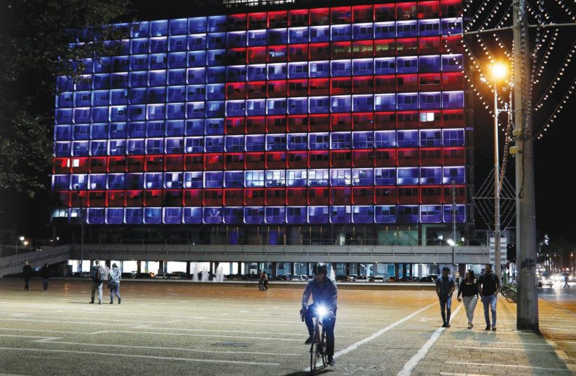  TEL AVIV’S Rabin Square is lit in American flag colors in solidarity with the victims of the attack on Pittsburgh’s Tree of Life synagogue, Oct. 2018.  (photo credit: NIR ELIAS/REUTERS)