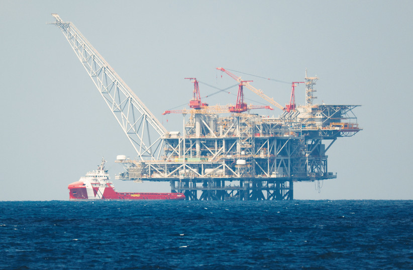 LA PLATEFORME DE PRODUCTION du champ de gaz naturel Leviathan en Méditerranée, au large de Haïfa : La réalisation du potentiel commercial du champ est entre les mains des entreprises.  (crédit photo : AMIR COHEN/REUTERS)