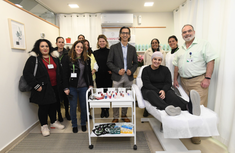  Dr. Chagai Amir with Eli Sagiv L'Oreal CEO, Daniela Prusky-Sion and volunteer cosmeticians at the Loewenstein Rehabilitation (photo credit: GADI SIERRA)