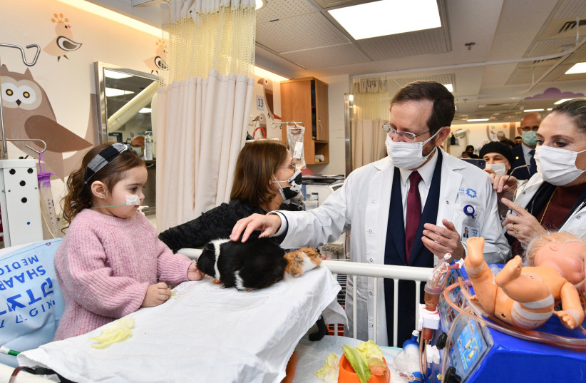  President Isaac Herzog and his wife Michal visit children in Shaare Zedek Medical Center an give them gifts for Purim. (credit: HAIM ZACH/GPO)