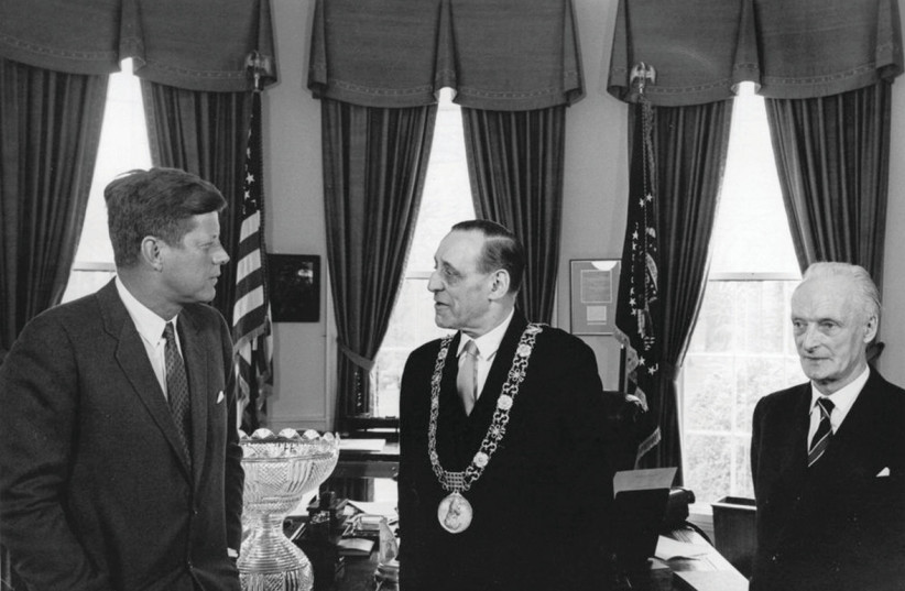  ROBERT BRISCOE (C) with US president John F. Kennedy (L) in New York, 1962. (credit: JFK Library/public domain)