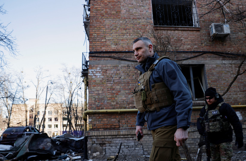  Kyiv Mayor Vitali Klitschko serves at the place where a shell hit a residential building, as Russia's invasion of Ukraine continues, in Kyiv, Ukraine March 18, 2022. (photo credit: THOMAS PETER/REUTERS)