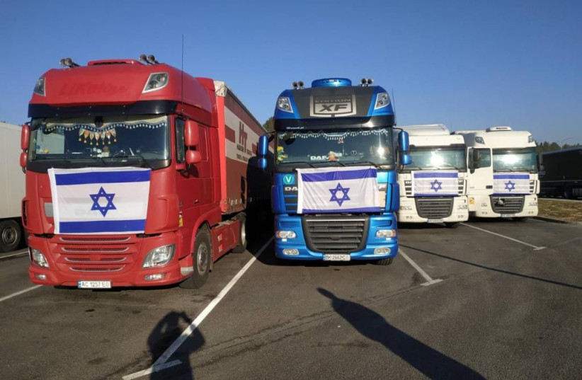 Camions transportant du matériel pour l'hôpital de campagne israélien en Ukraine (crédit : équipe de construction de l'hôpital Kohav Meir)
