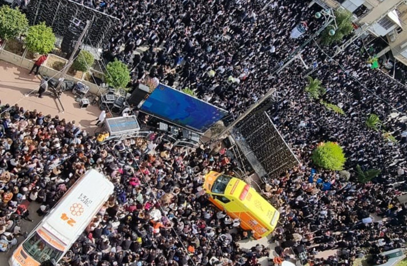 Crowds arrive for Rabbi Kanievsky's funeral. (credit: RICKY LEIBOWITZ)