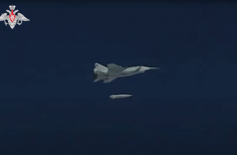 Un avion de chasse MiG-31 de l'armée de l'air russe lance un missile hypersonique Kinzhal lors d'un exercice dans un lieu inconnu en Russie, dans cette image fixe tirée d'une vidéo publiée le 19 février 2022. (crédit : MINISTÈRE RUSSE DE LA DÉFENSE/HANDOUT VIA REUTERS)