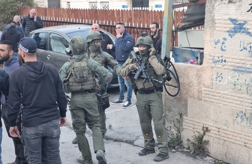 2 police officers injured in Jerusalem stabbing, suspect at large - Vimarsana News