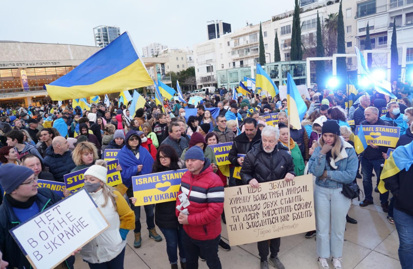 Manifestations pro-ukrainiennes sur la place Habima de Tel-Aviv alors que le président ukrainien Volodymyr Zelensky s'adresse à la Knesset, le 20 mars 2022. (Crédit : ILAN SPIRA)