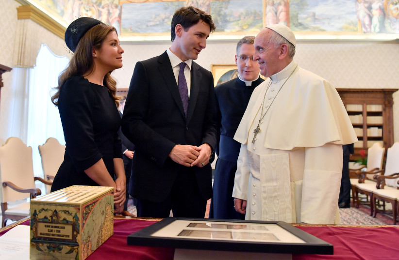  Pope Francis exchanges gifts with Canada's Prime Minister Justin Trudeau and his wife Sophie Gregoire Trudeau during a private audience at the Vatican, May 29, 2017. (photo credit: REUTERS/Ettore Ferrari/pool)