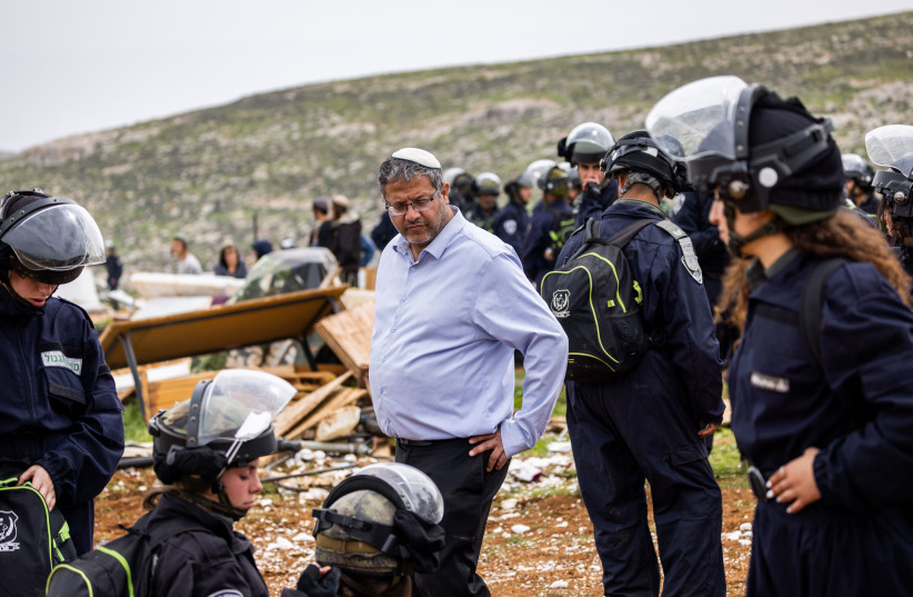  MK Itamar Ben-Gvir watches as Israeli security forces demolish the illegal outspot of Maoz Esther, in the West Bank, March 21, 2022.  (credit: YONATAN SINDEL/FLASH90)