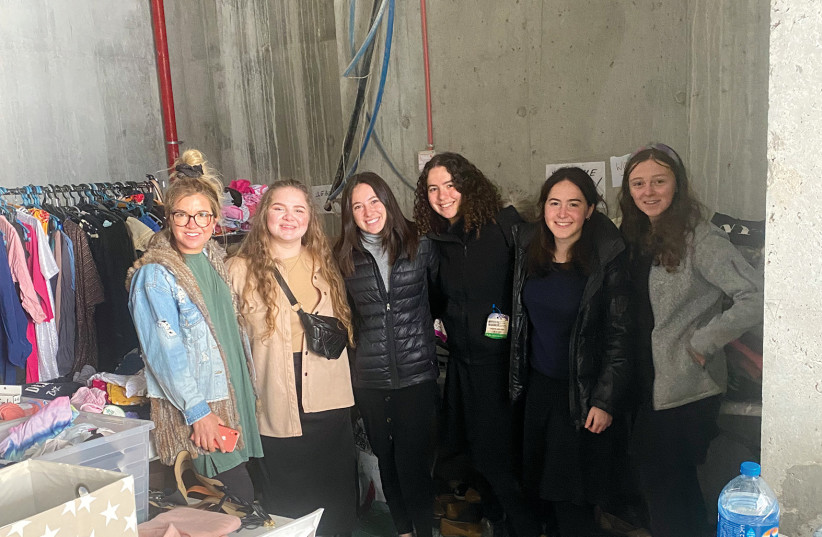 Anglo olim helping Ukrainian refugees in Israel - Vimarsana News