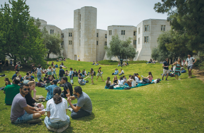 LES ÉTUDIANTS SE RASSEMBLENT sur le campus Mount Scopus de l'Université hébraïque de Jérusalem. (crédit photo : OLIVIER FITOUSSI/FLASH90)