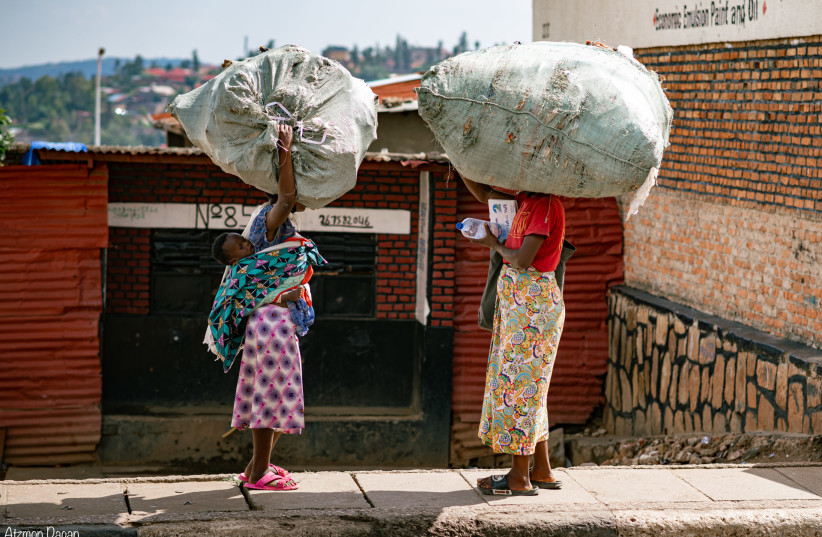  . ‘Almost everywhere we saw women carrying commodities on their heads from one place to another.’ (credit: ATZMON DAGAN)