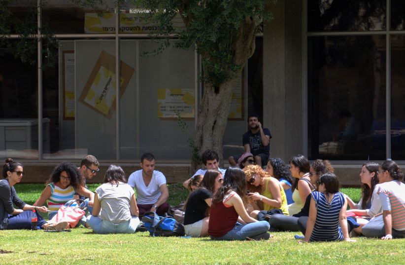 Students relax with friends at Ben Gurion University in Beersheba (credit: DUDU GREENSPAN/FLASH90)