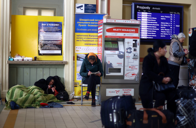  Ukrainian refugees rest in the ticket hall at Przemysl Glowny train station, after fleeing the Russian invasion of Ukraine, Poland, March 26, 2022. (credit: REUTERS/HANNAH MCKAY)