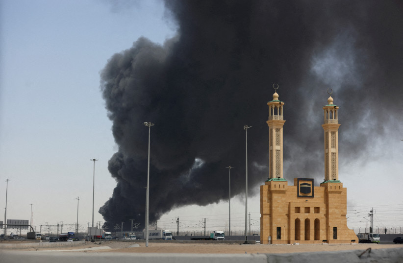  Smoke billows from a Saudi Aramco's petroleum storage facility after an attack in Jeddah, Saudi Arabia March 26, 2022. (credit: STRINGER/ REUTERS)