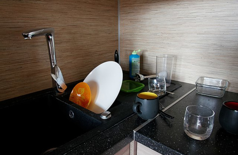  Kitchen sink, tableware, faucet and plates in home decor. (credit: Wikimedia Commons)