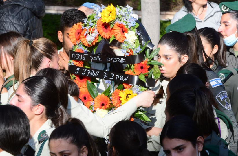 Des foules se rassemblent au cimetière militaire de Netanya pour les funérailles de Shirel Aboukaret, 19 ans, agent de la police des frontières tué lors de l'attaque terroriste de Hadera le dimanche 28 mars 2022. (Crédit photo : AVSHALOM SASSONI/MAARIV)