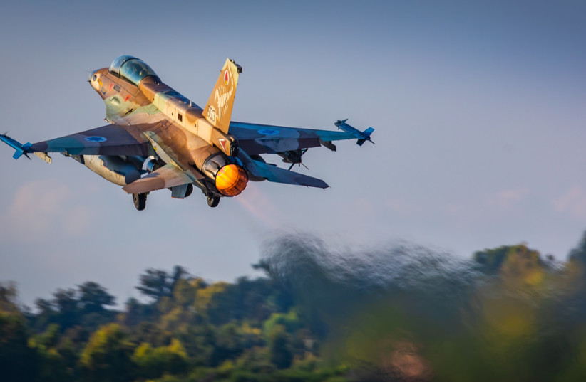 L'armée de l'air israélienne s'efforce de lutter contre les menaces nouvelles et en développement dans la région (crédit : IDF SPOKESPERSON UNIT)
