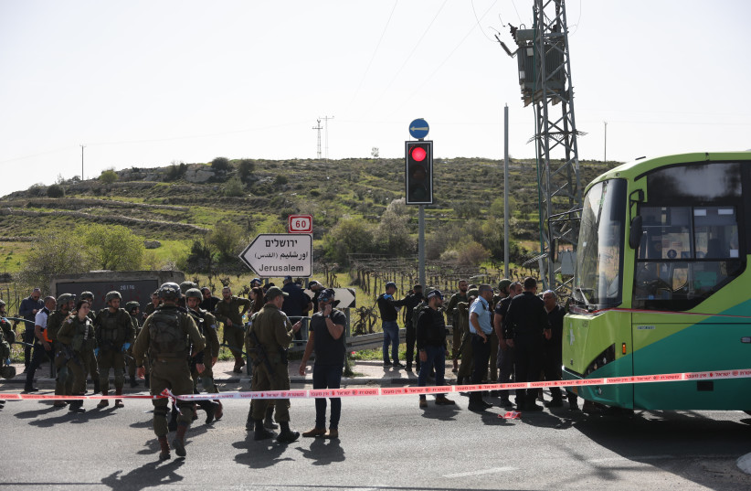 Israeli soldiers and rescue personnel at the scene of a stabbing attack by the Neve Daniel junction, near Jerusalem on March 31, 2022. (credit: YONATAN SINDEL/FLASH90)