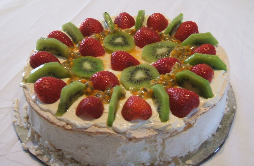  Pavlova with topping of kiwifruit, strawberries and passion fruit (credit: Hazel Fowler/Wikipedia)