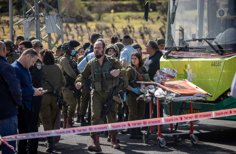  Israeli soldiers and rescue personnel at the scene of a stabbing attack by the Neve Daniel junction, near Jerusalem on March 31, 2022.  (credit: YONATAN SINDEL/FLASH90)