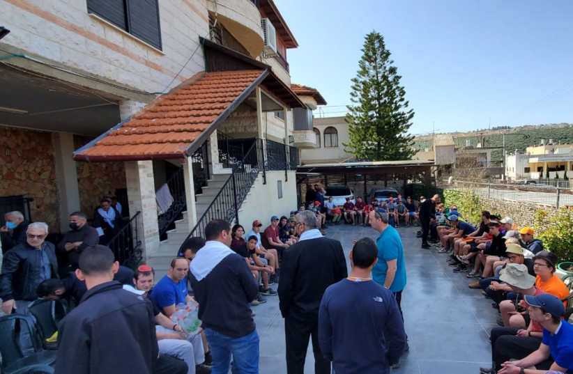High school students deviate trip to visit family of murdered officer - Vimarsana News