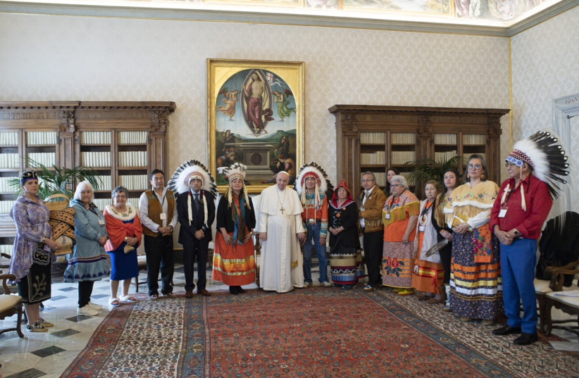  Indigenous delegates from Canada's First Nations pose for a photo with Pope Francis during a meeting at the Vatican, March 31, 2022. (photo credit: VATICAN MEDIA/HANDOUT VIA REUTERS)