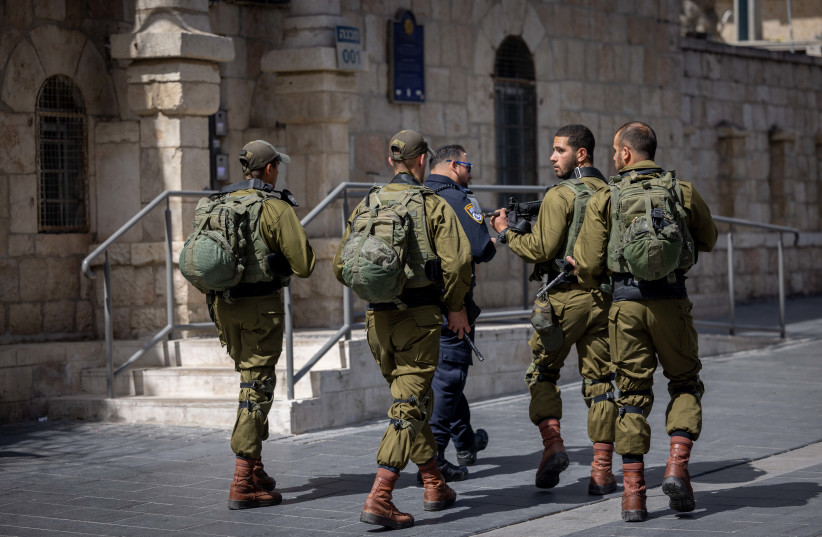  Israeli Police officers walks with Israeli soldiers as they patrol in Jerusalem on April 1, 2022.  (photo credit: YONATAN SINDEL/FLASH90)