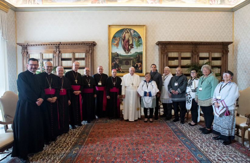  Delegates of Canada's Inuit community pose for a photo with Pope Francis at the Vatican (photo credit: VATICAN MEDIA/HANDOUT VIA REUTERS)