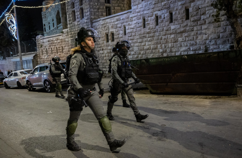  Israeli police officers guard during clashes with protesters at Damascus Gate in Jerusalem's Old City, on the holy Muslim month of Ramadan, April 4, 2022. (photo credit: YONATAN SINDEL/FLASH90)