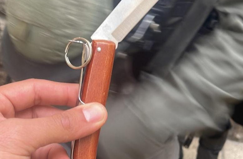  Knife found being carried by Palestinians in Jerusalem's Old City, April 6, 2022 (credit: ISRAEL POLICE)