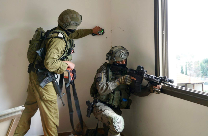 Les forces spéciales de Tsahal cartographient la maison du terroriste qui a tué trois Israéliens lors d'une attaque terroriste, le 9 avril 2022. (Crédit photo : UNITÉ DE PORTE-PAROLE de Tsahal)