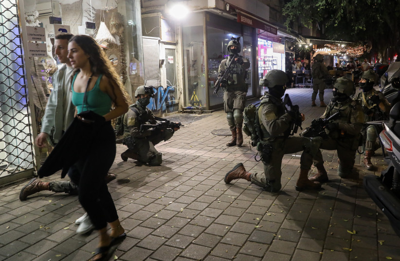  Israeli soldiers search at the scene of a terror attack on Dizengoff street, central Tel Aviv. 2 people were killed and several more injured in the attack, April 7, 2022.  (credit: NOAM REVKIN FENTON/FLASH90)