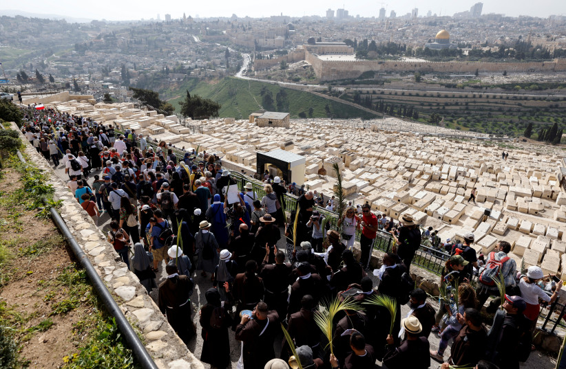  Christian worshippers attend Palm Sunday procession on the Mount of Olives in Jerusalem (photo credit: AMIR COHEN/REUTERS)