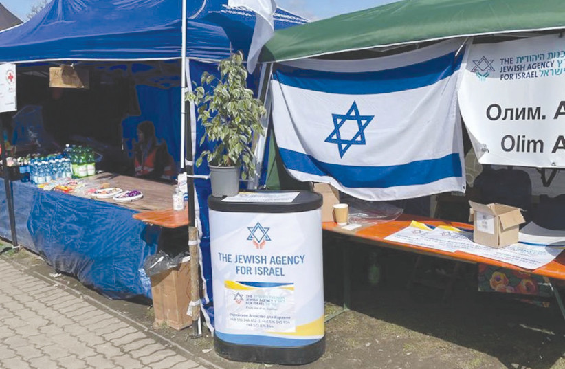  THE FIRST booth a refugee sees when crossing the Medyka border from Ukraine into Poland. (photo credit: THE JEWISH AGENCY FOR ISRAEL)