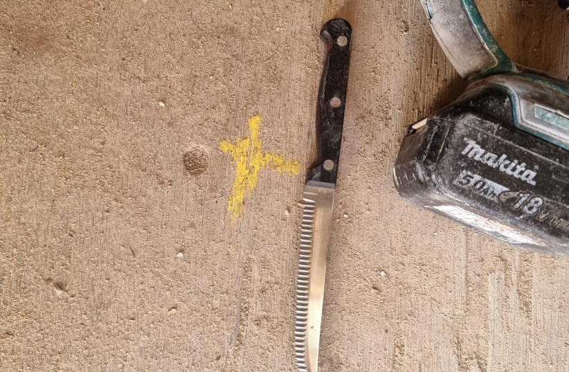  Knife used to stab an Israel Police officer in an attempted terror attack in Ashkelon, April 12, 2022.  (credit: ISRAEL POLICE)