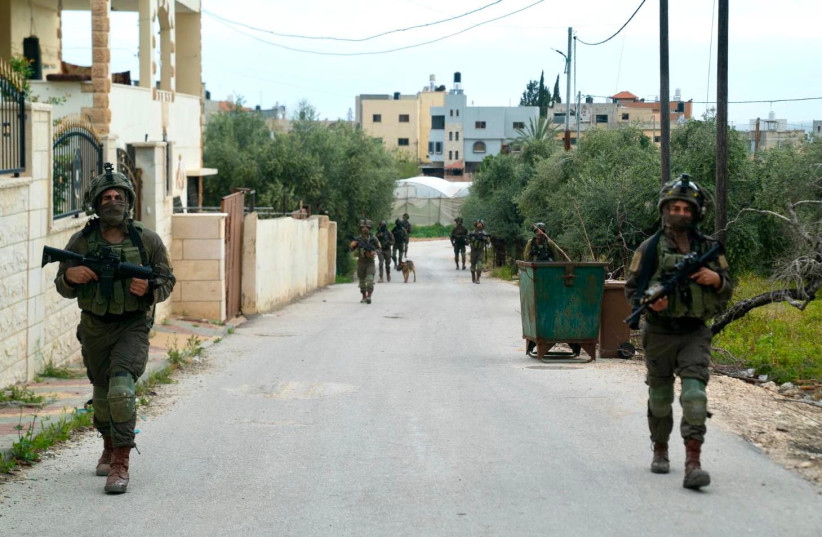 Des soldats de Tsahal procédant à des arrestations en Cisjordanie dans le cadre de l'opération Break the Wave, 12 avril 2022 (crédit : Tsahal SPOKESPERSON'S UNIT)