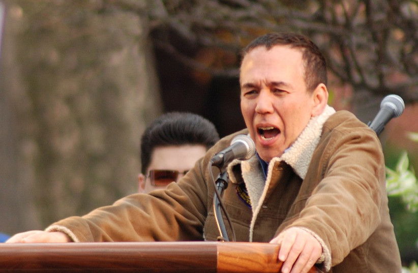  Gilbert Gottfried at the Writer's Guild of America East Solidarity Rally in Washington Square (2007). (photo credit: Wikimedia Commons)