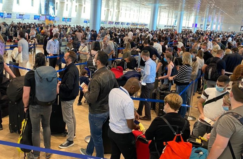 Passengers waited for hours in check-in queues on April 14, 2022. (photo credit: AVSHALOM SASSONI/MAARIV)