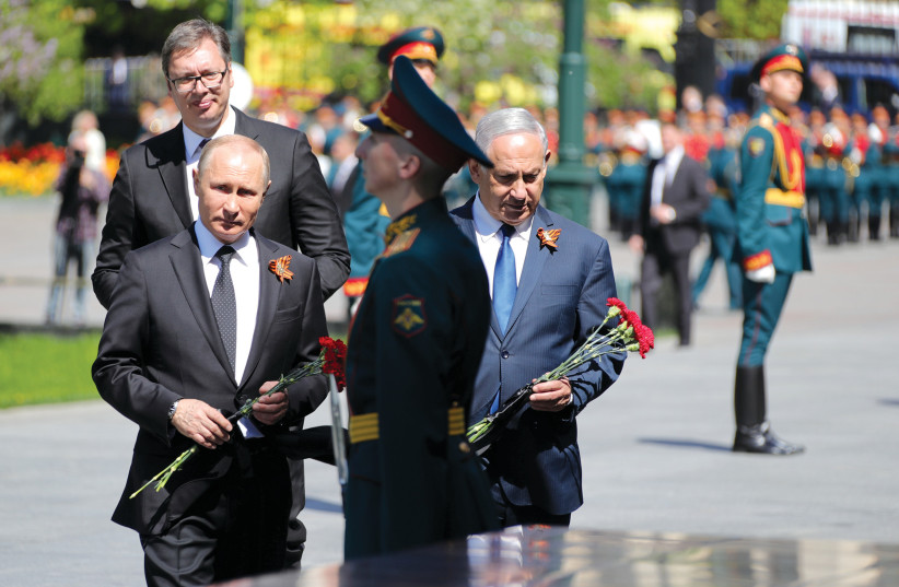  Russian President Vladimir Putin and former prime minister Benjamin Netanyahu lay wreaths at the Tomb of the Unknown Soldier in Alexander Garden in Moscow on May 9, 2018.  (credit: SPUTNIK/REUTERS)
