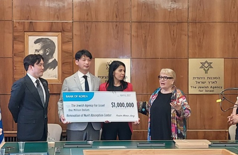  Korean Christians presenting a $1 million donation to the Jewish Agency (photo credit: JEWISH AGENCY FOR ISRAEL / ALL ISRAEL NEWS)