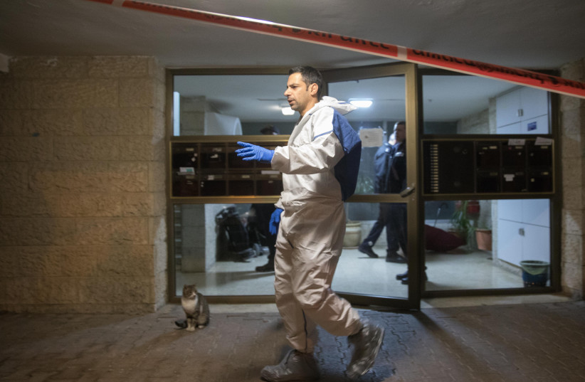Israeli forces seen outside the building where two  people was found dead at an apartment, at Armon Hanatziv neighborhood in Jerusalem, on January 13, 2019. (photo credit: NOAM REVKIN FENTON/FLASH90)