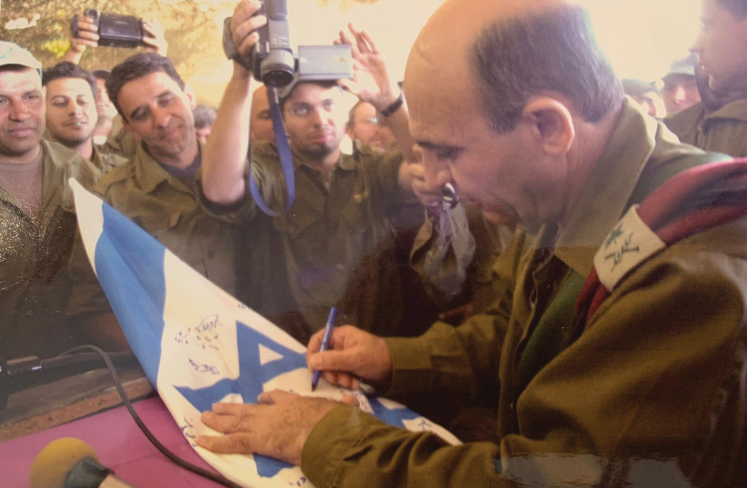 Then-IDF chief of staff Shaul Mofaz briefs soldiers during the operation.  (credit: IDF/Reuters)