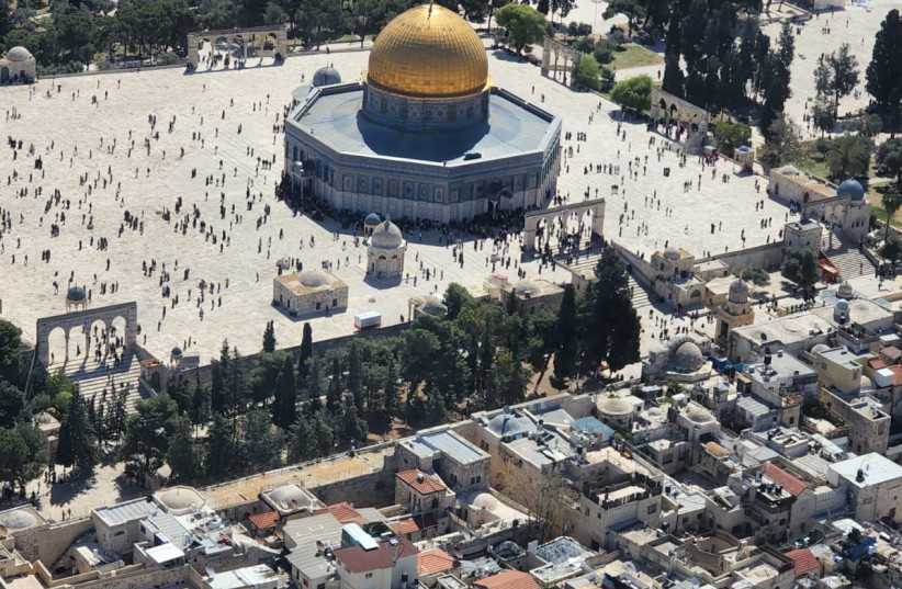  Aerial view of the Temple Mount from a police helicopter as massive clashes broke out on Friday, April 15, 2022.  (credit: ISRAEL POLICE)
