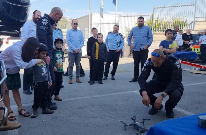  7-year-old Yishai Kamir meets police officers thanks to Rachashei Lev. (credit: ISRAEL POLICE)