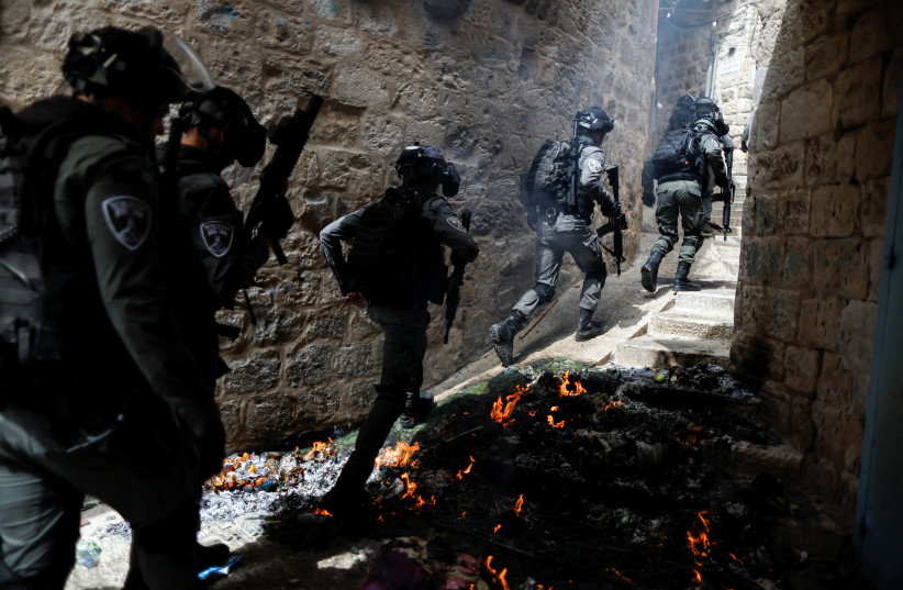  Israeli Border Police forces patrol an alley in Jerusalem's Old City April 17, 2022. (photo credit: AMMAR AWAD/REUTERS)